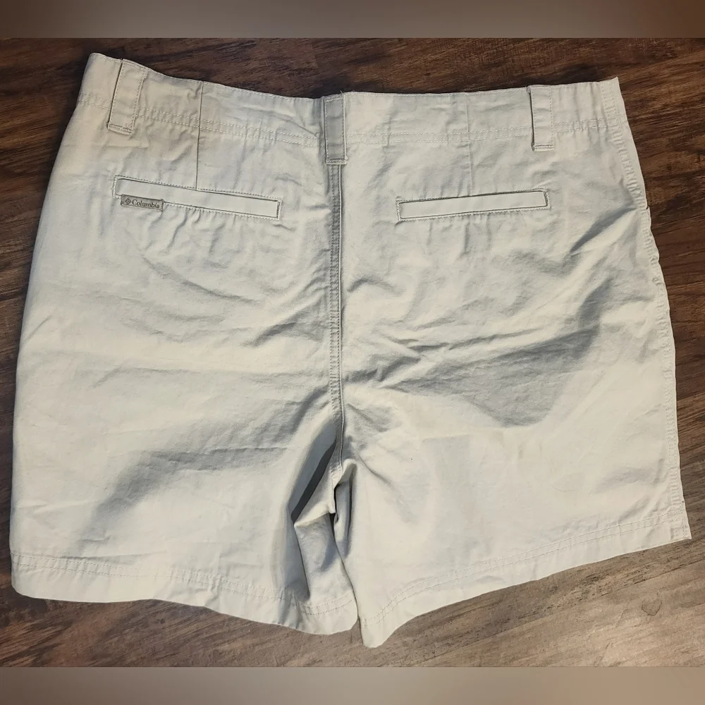 Women's 14 Tan Columbia Shorts